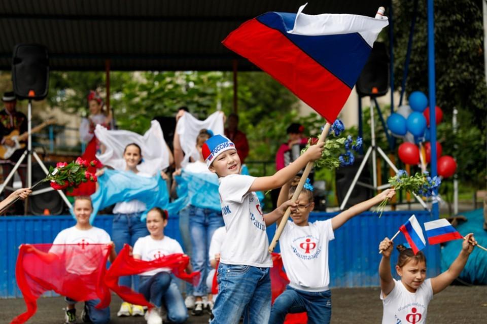Беседа-практикум «Гордо реет флаг державный»