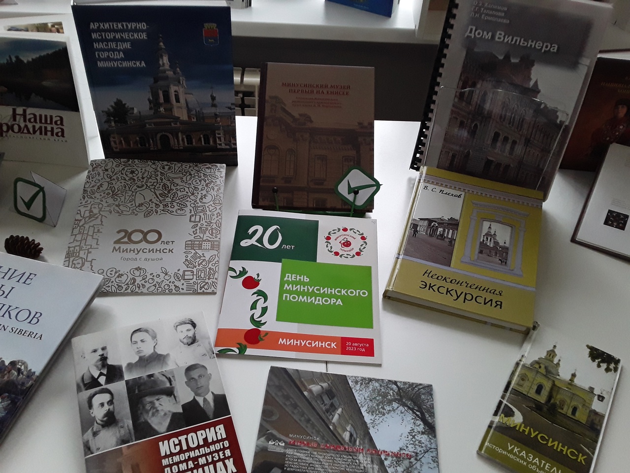 КНИЖНАЯ ВЫСТАВКА «ВЫВЕРЕН СТАРЫЙ КОМПАС»